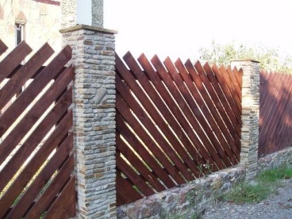 Hogyan készítsünk kerítést egy kerítésről - fa vagy fém