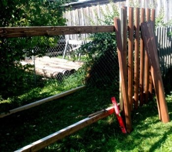 Cum de a construi un gard de lemn pe stâlpi de fier - știm cum!