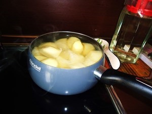 Cartofi coapte în smântână sau prânz duminică o rețetă cu fotografii