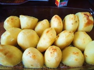 Cartofi coapte în smântână sau prânz duminică o rețetă cu fotografii
