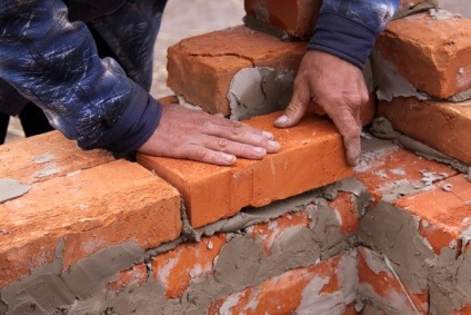 Caramida din zidărie cu propriile mâini, un sistem de cusaturi, pinchers, rânduri de linguriță, fotografii și videoclipuri