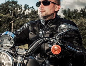 Regi de drumuri ca rochie de motocicliști - stil masculin - stil de viață - plăcere la nivel