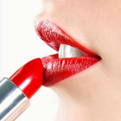 Roșu roșu pe buzele subțiri de viclenie și subtilitate de utilizare