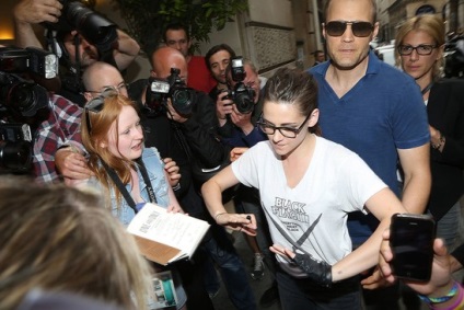 Kristen Stewart a arătat noi tatuaje în săptămâna modei