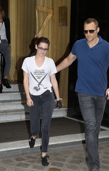 Kristen Stewart a arătat noi tatuaje în săptămâna modei