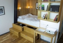 Fotolă pat-podium pentru un dormitor mic pentru o rundă mică, mare