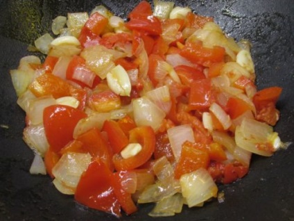 Csirke egy currymártásos receptben, receptes hús zöldségekkel fűszeres mártással