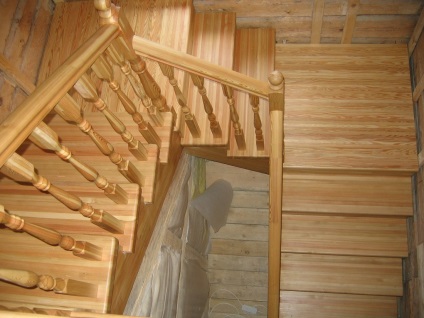 Scări din lemn de pin, cum se face un solid, revizuiri de lemn decât de a acoperi și de la ce