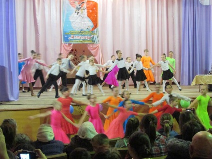 Magia dansului în sala de bal, cartierul municipiului Urals de Sus