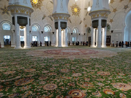 Moscheea Sheikh Zayd este principala vitrină a bogăției imense a emiratelor din Abu Dhabi, mai proastă este cea mai bună dintre