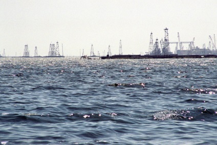 Pietrele de petrol - un sat din Marea Caspică
