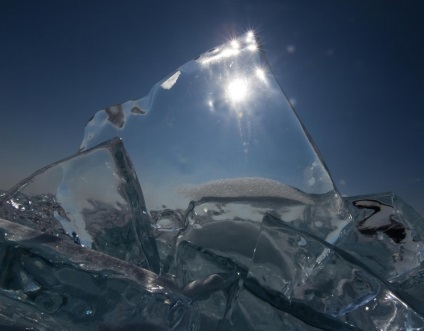 Gheață turcoaz incredibilă din Lacul Baikal în fotografii peisaj ale lui Aleksey Trofimov