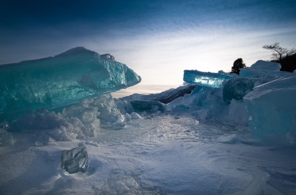 Gheață turcoaz incredibilă din Lacul Baikal în fotografii peisaj ale lui Aleksey Trofimov
