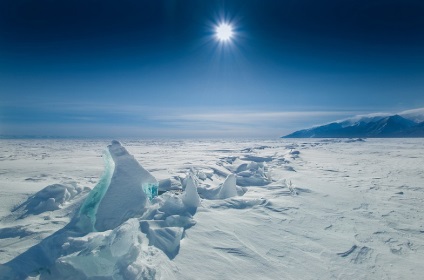 Gheață turcoaz incredibilă din Lacul Baikal în fotografii peisaj ale lui Aleksey Trofimov