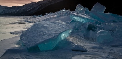 Gheață turcoaz incredibilă din Lacul Baikal în fotografii peisaj ale lui Aleksey Trofimov