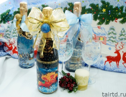 Decupajul de Anul Nou al unei sticle de șampanie de masterat