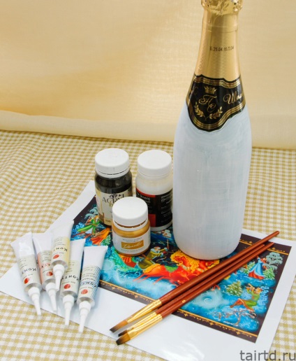 Decupajul de Anul Nou al unei sticle de șampanie de masterat