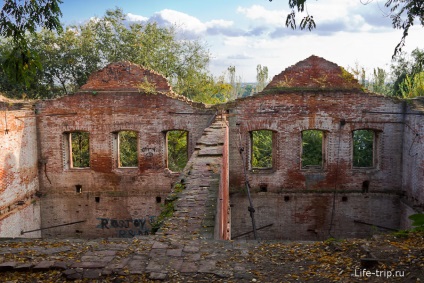 Paramonovo depozite - ruine și o piscină în centrul orașului