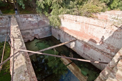 Paramonovo depozite - ruine și o piscină în centrul orașului