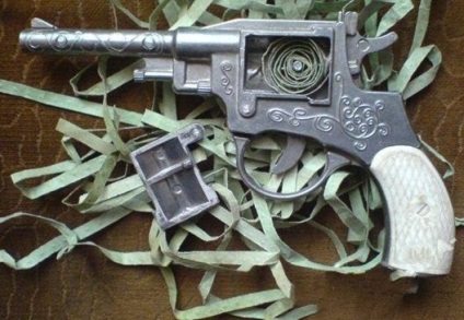 Pistolele băieților sovietici