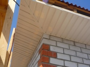 Suturarea cornierului de acoperiș cu siding, soffit, căptușeală, tehnologie de montare, preț (foto și video)