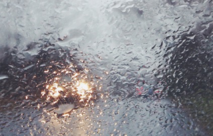 Reguli de conducere în condiții de siguranță cu mașina în condiții meteorologice ploioase