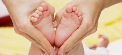 A lapos láb tünetei a tünetekkel és a betegség fokával járó gyermekeknél