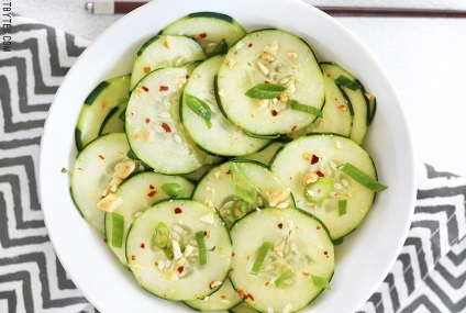 Rețete 5 salate neobișnuite și utile cu castraveți