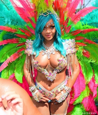 Rihanna luminează carnavalul din Barbados, portalul de sex feminin