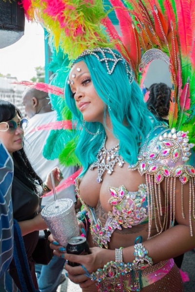 Rihanna luminează carnavalul din Barbados, portalul de sex feminin
