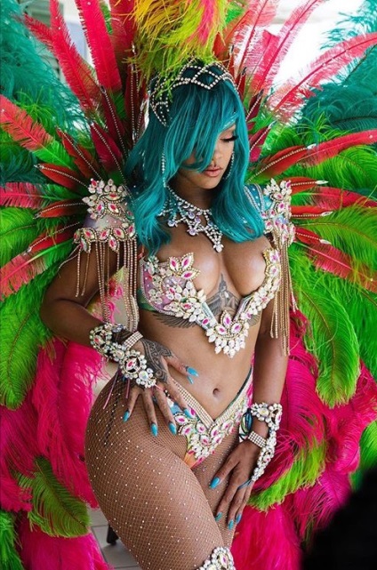 Rihanna luminează carnavalul din Barbados, portalul de sex feminin