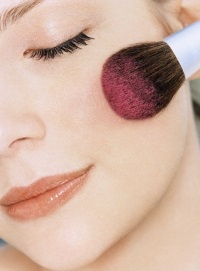 A blush és a bőrtípus, hogyan alkalmazzák az arckifejezést a mesterséges blush minden titka