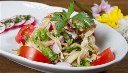 Salată de salată cu pui afumat, rafinat și hrănit