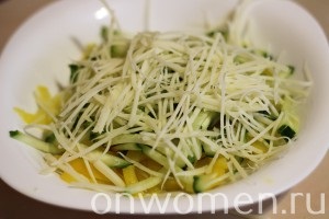 Salată de avocado cu brânză și castraveți