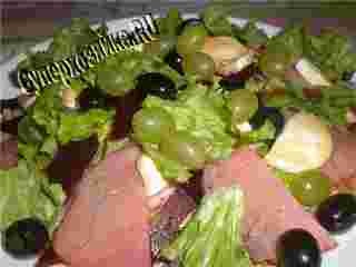 Salată cu avocado și castraveți și brânză