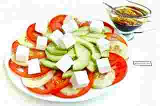 Salată cu avocado și castraveți și brânză