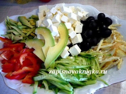 Salată cu castraveți de brânză de avocado