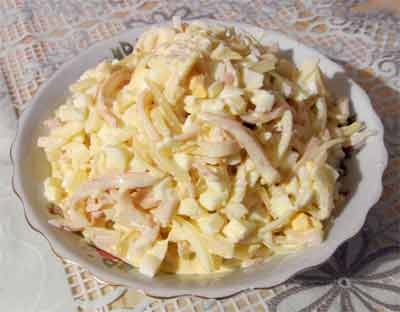Salată cu calmar și brânză în diferite modele