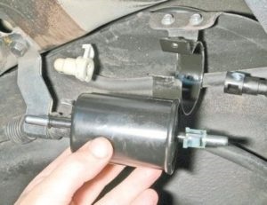 Înlocuirea automată a filtrului de combustibil Chevrolet Niva de către propriile mâini