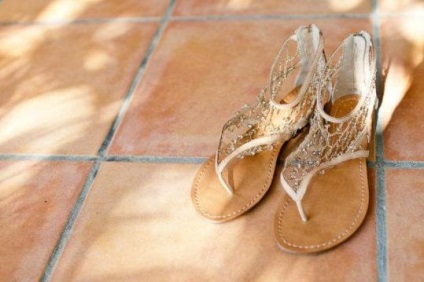 Sandale și sandale pe o talpă plat pentru mirele de vară - sfaturi de nuntă
