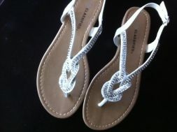 Sandale și sandale pe o talpă plat pentru mirele de vară - sfaturi de nuntă