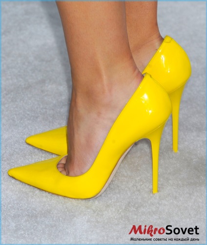 Hogy mit viseljen sárga cipőt