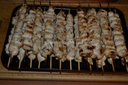 Shish kebab de la file de pui pe frigarui în cuptor