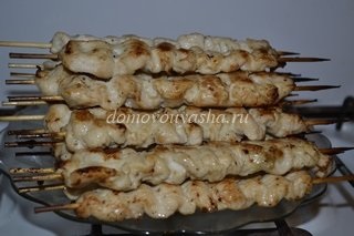 Shish kebab de la file de pui pe frigarui în cuptor