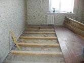 Sírja a padlókat - hogyan lehet megszabadulni egy lakás javításával a saját kezével, és mindent a javításról