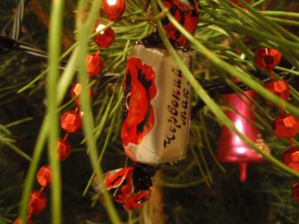 Pomul de Craciun dulce pe regulile de decorare de Anul Nou