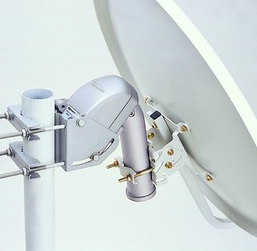 Antena satelit cu mecanism pivotant