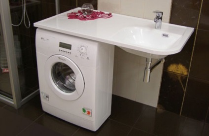 Mașină de spălat într-o baie mică, lux și confort