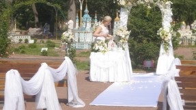 Esküvő a parkban