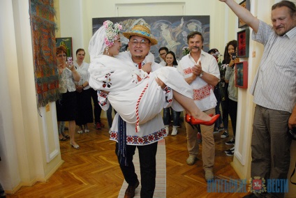 Ebédet fehérorosz népi hagyományokban rendezték a kínai házaspárnak Vitebszkbe